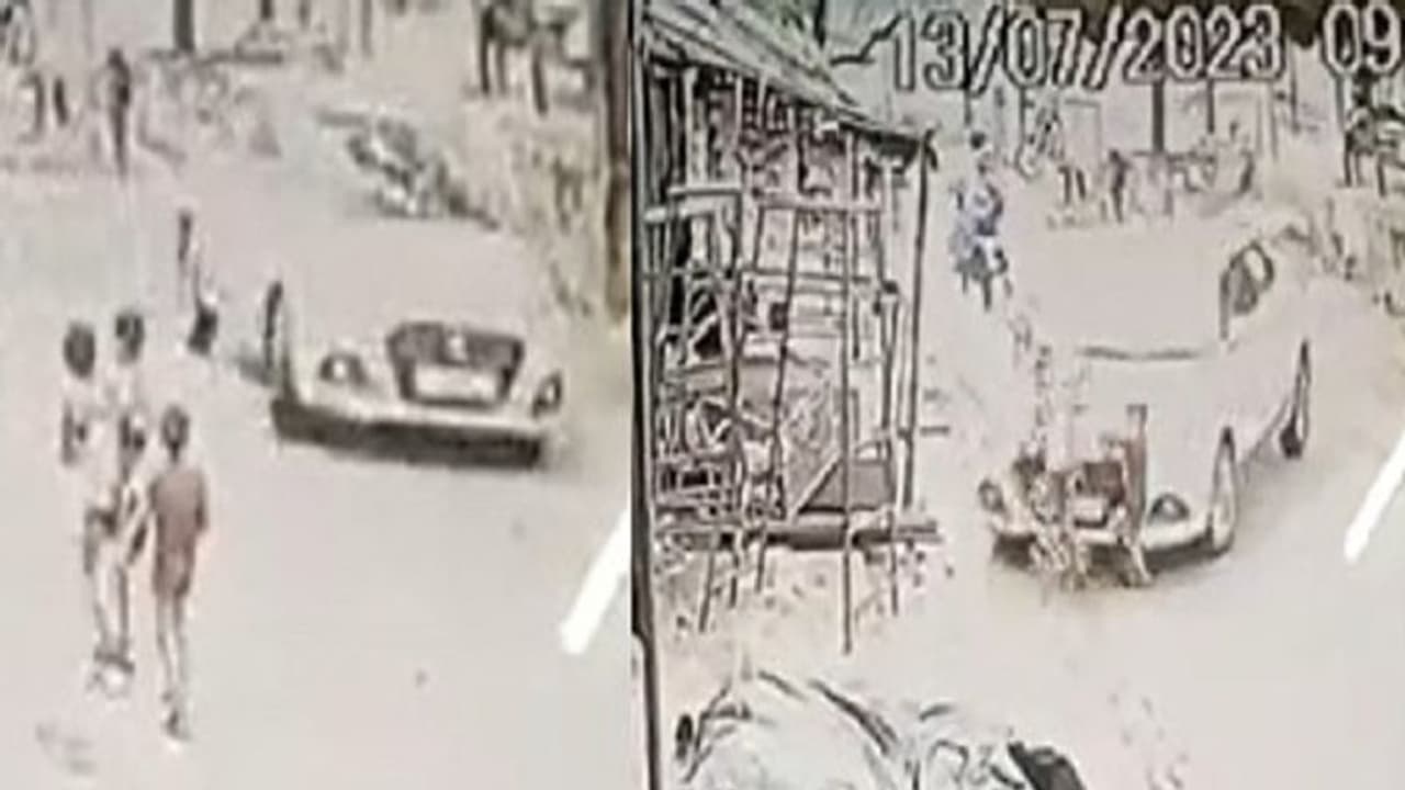 తండ్రితో వ్యక్తిగత కక్షలు.. ముగ్గురు పిల్లలను కారుతో ఢీకొట్టి, చక్రాల కింద నలిపే ప్రయత్నం.. వీడియో వైరల్ తండ్రితో వ్యక్తిగత కక్షలు.. ముగ్గురు పిల్లలను కారుతో ఢీకొట్టి, చక్రాల కింద నలిపే ప్రయత్నం.. వీడియో వైరల్