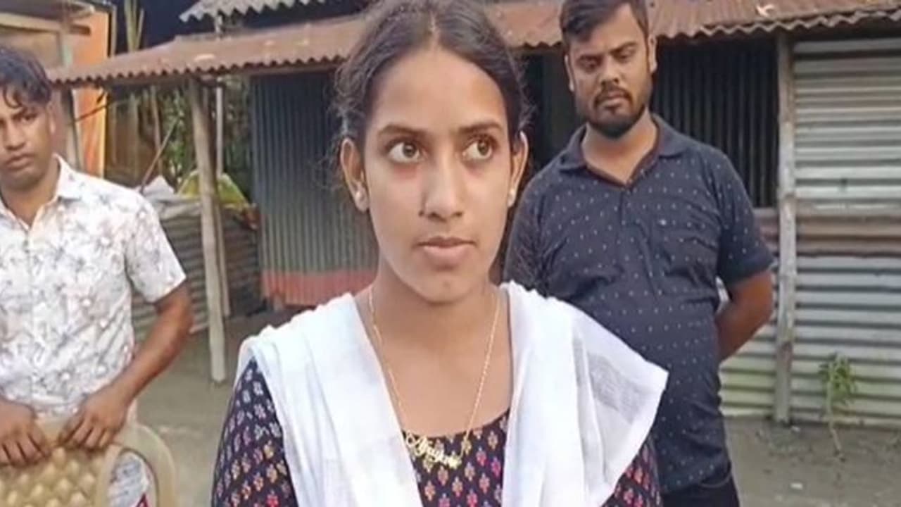 தடைகளை தகர்த்த அசாம் தொலைதூர கிராம மாணவி.. பல்கலைக்கழக தேர்வில் முதலிடம் பிடித்து சாதனை.. தடைகளை தகர்த்த அசாம் தொலைதூர கிராம மாணவி.. பல்கலைக்கழக தேர்வில் முதலிடம் பிடித்து சாதனை..