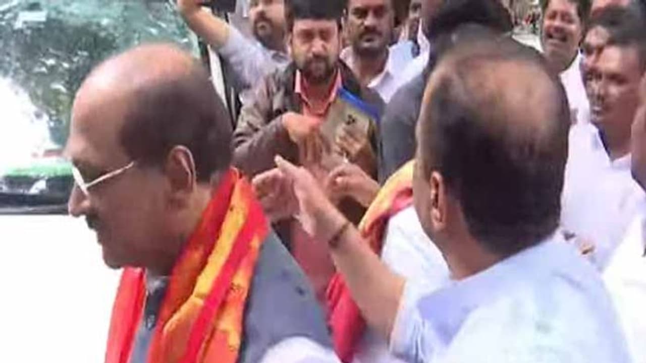 కోమటిరెడ్డి నివాసంలో కాంగ్రెస్ నేతల భేటీ: కర్ణాటక ఫార్మూలా, భవిష్యత్తు కార్యాచరణపై చర్చ కోమటిరెడ్డి నివాసంలో కాంగ్రెస్ నేతల భేటీ: కర్ణాటక ఫార్మూలా, భవిష్యత్తు కార్యాచరణపై చర్చ