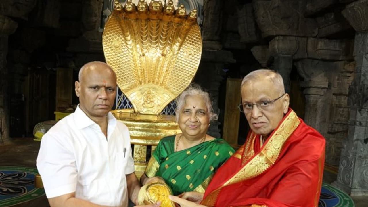 ತಿರುಪತಿ ದೇವಸ್ಥಾನಕ್ಕೆ ಚಿನ್ನದ ಶಂಖ, ಆಮೆ ಸೇರಿ 2 ಕೆಜಿ ಬಂಗಾರ ದಾನ ಮಾಡಿದ ನಾರಾಯಣ ಮೂರ್ತಿ ಸುಧಾ ಮೂರ್ತಿ ತಿರುಪತಿ ದೇವಸ್ಥಾನಕ್ಕೆ ಚಿನ್ನದ ಶಂಖ, ಆಮೆ ಸೇರಿ 2 ಕೆಜಿ ಬಂಗಾರ ದಾನ ಮಾಡಿದ ನಾರಾಯಣ ಮೂರ್ತಿ ಸುಧಾ ಮೂರ್ತಿ