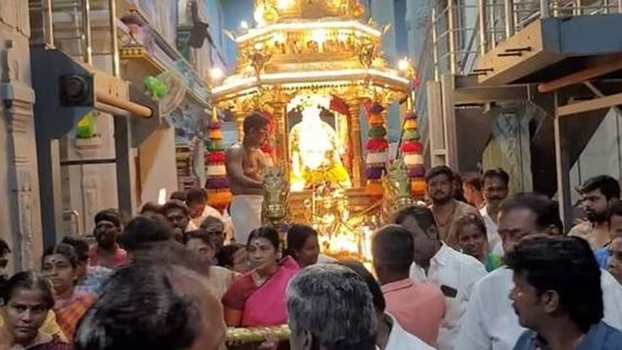சமயபுரம் மாரியம்மன் கோயிலில் துர்கா ஸ்டாலின் சாமி தரிசனம்.. தங்கத்தேர் இழுத்து வழிபாடு சமயபுரம் மாரியம்மன் கோயிலில் துர்கா ஸ்டாலின் சாமி தரிசனம்.. தங்கத்தேர் இழுத்து வழிபாடு