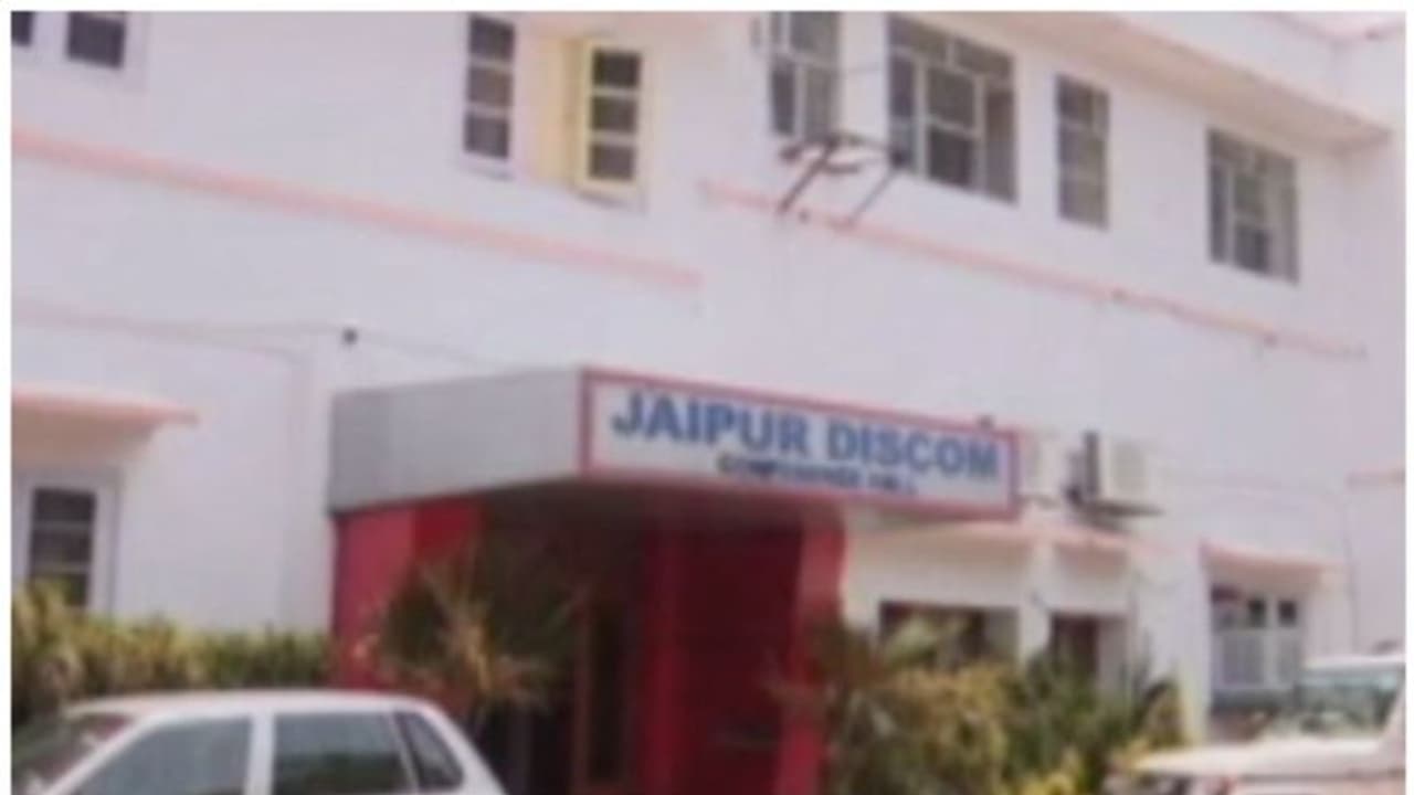 ഓഫീസിലെത്താന്‍ വൈകിയതെന്തേയെന്ന് ബോസ്, ജീവനക്കാരന്‍റെ മറുപടി ഏറ്റെടുത്ത് നെറ്റിസണ്‍സ് !