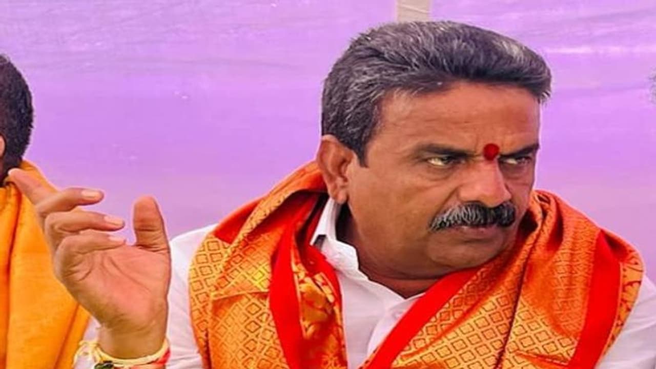 ఇద్దరు అనాథ ఆడపిల్లల చదువుకు సాయం.. అండగా నిలిచేందుకు ముందుకొచ్చిన బీఆర్ఎస్ నేత మాణిక్యం.. ఇద్దరు అనాథ ఆడపిల్లల చదువుకు సాయం.. అండగా నిలిచేందుకు ముందుకొచ్చిన బీఆర్ఎస్ నేత మాణిక్యం..