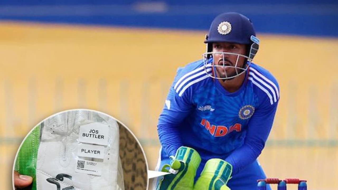 ജോസ് ദി ബോസ്; പാകിസ്ഥാനെതിരെ ധ്രുവ് ജൂരെല്‍ കീപ്പ് ചെയ്യുന്നത് ബട്‍ലർ സമ്മാനിച്ച ഗ്ലൗവുമായി