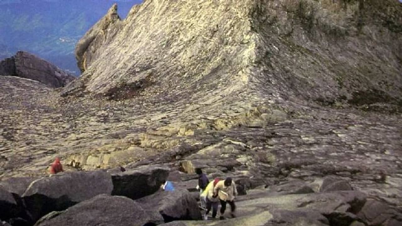 മലേഷ്യയിലെ ഉയരമുള്ള പർവതം കയറവെ ഗുരുതരാവസ്ഥയിലായി 17 കാരി മലേഷ്യയിലെ ഉയരമുള്ള പർവതം കയറവെ ഗുരുതരാവസ്ഥയിലായി 17 കാരി