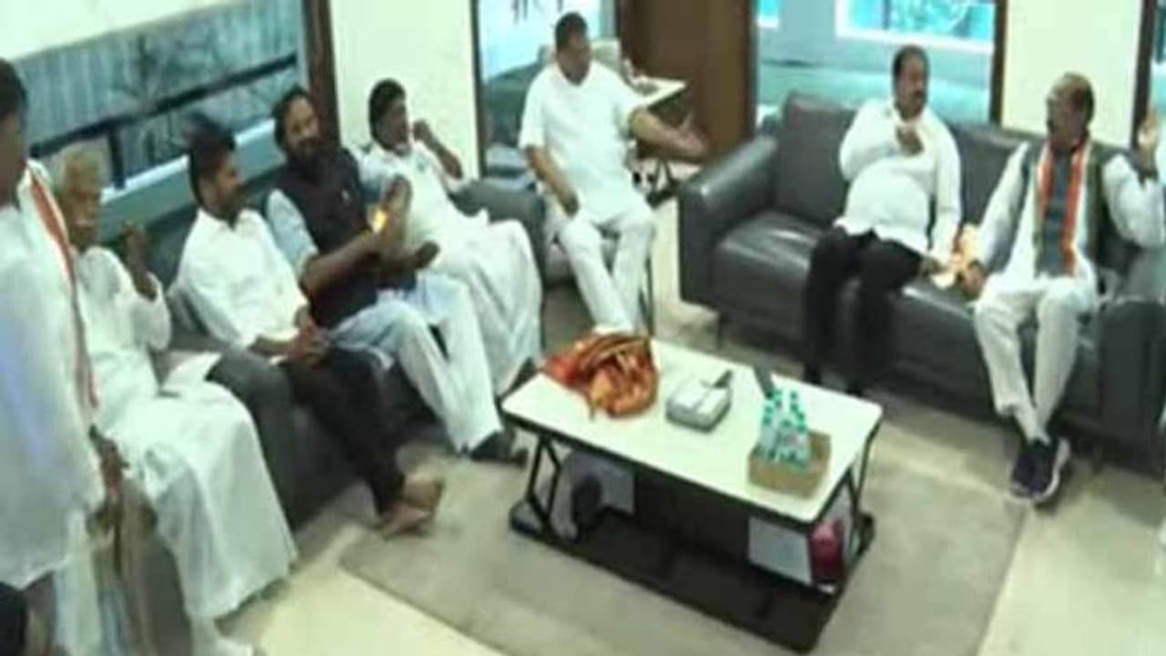 విడతలవారీగా తెలంగాణలో బస్సు యాత్రలు, సభలు: కాంగ్రెస్ సీనియర్ల కీలక నిర్ణయం విడతలవారీగా తెలంగాణలో బస్సు యాత్రలు, సభలు: కాంగ్రెస్ సీనియర్ల కీలక నిర్ణయం