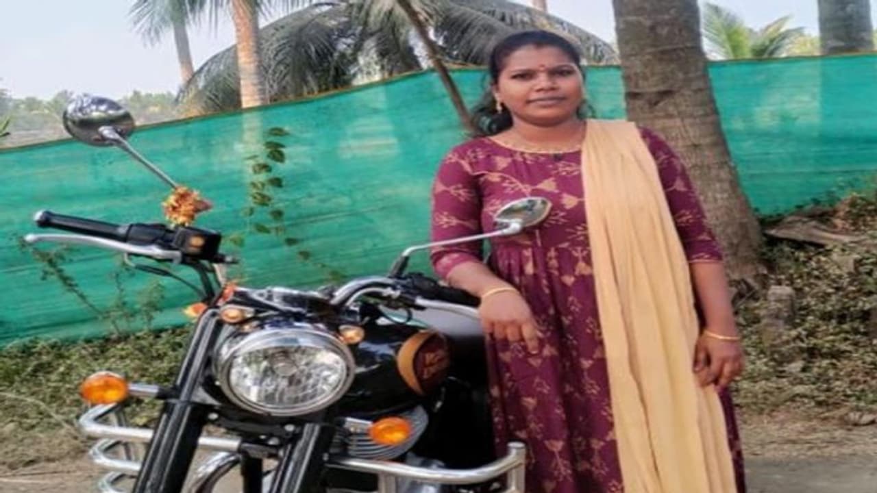 காதல் தோல்வியில் இளம்பெண் தற்கொலை? பாசப்போராட்டம் நடத்திய நாய்!