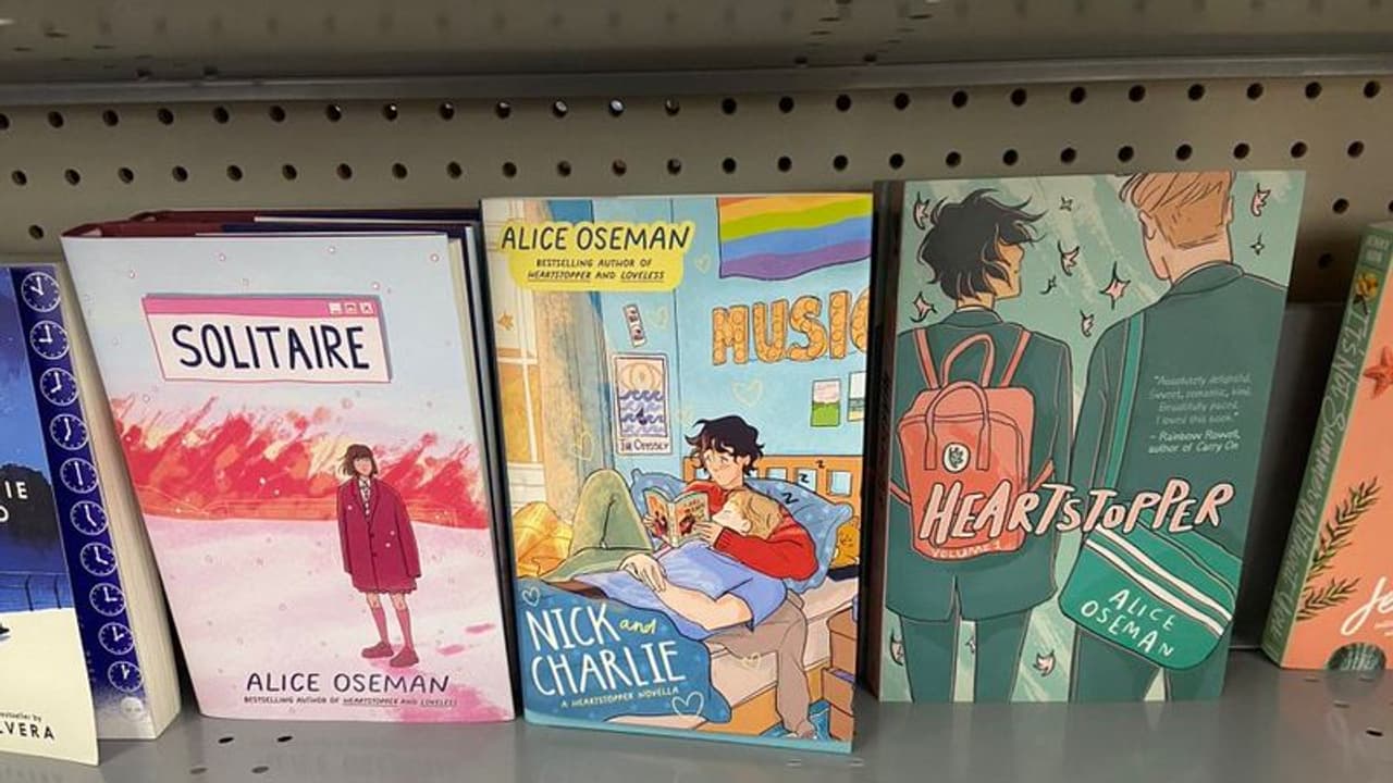 அதையெல்லாம் படிக்கக் கூடாது! பிரபலமான ஓரினச்சேர்க்கை நாவலை விற்ற கடைக்கு ரூ.29 லட்சம் அபராதம்!