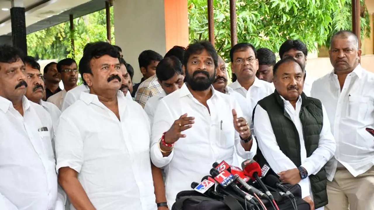 ఆత్మ గౌరవాన్ని దెబ్బతీసేలా మాట్లాడుతున్నారు.. బీసీల జోలికొస్తే కాంగ్రెస్ భూస్థాపితమే.. : బీఆర్ఎస్ ఆత్మ గౌరవాన్ని దెబ్బతీసేలా మాట్లాడుతున్నారు.. బీసీల జోలికొస్తే కాంగ్రెస్ భూస్థాపితమే.. : బీఆర్ఎస్