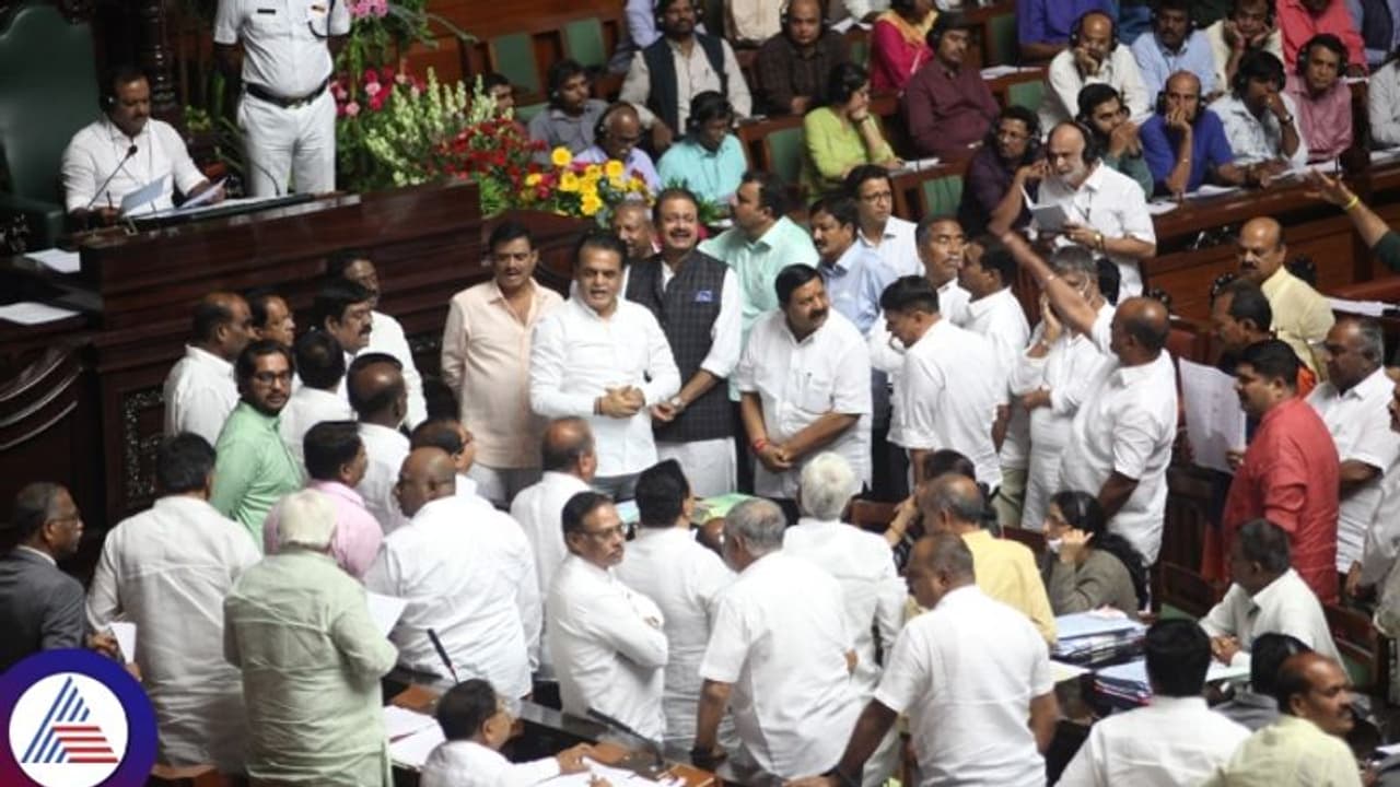 Breaking: ಕರ್ನಾಟಕ ವಿಧಾನಸಭೆಯಿಂದ ಬಿಜೆಪಿಯ 10 ಶಾಸಕರು ಅಮಾನತು Breaking: ಕರ್ನಾಟಕ ವಿಧಾನಸಭೆಯಿಂದ ಬಿಜೆಪಿಯ 10 ಶಾಸಕರು ಅಮಾನತು