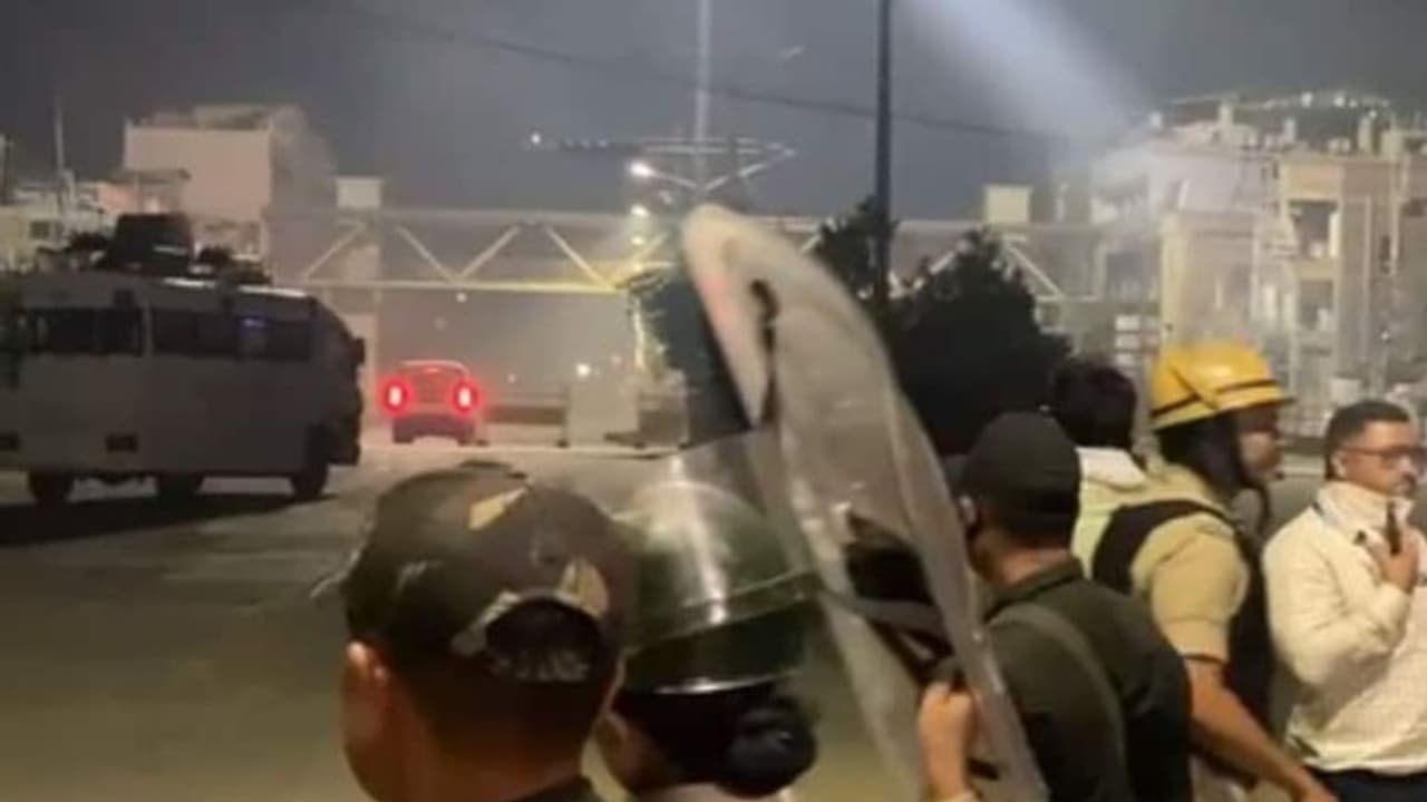 மணிப்பூரில் போலீஸ் ஐஜி வாகனம் மீது தாக்குதல்: 30 பேர் கைது! மணிப்பூரில் போலீஸ் ஐஜி வாகனம் மீது தாக்குதல்: 30 பேர் கைது!