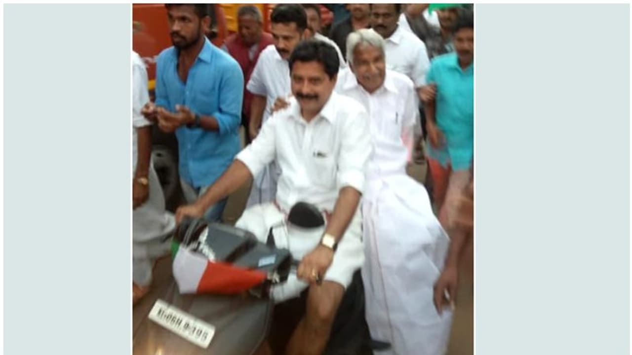 'പൂഴിയിട്ടാല് നിലത്തു വീഴില്ല; പിന്നിലോട്ട് കേറിക്കോ സാറേ, സ്കൂട്ടറിൽ ചാടിക്കയറിയ ഉമ്മൻചാണ്ടി'; അനുഭവം 'പൂഴിയിട്ടാല് നിലത്തു വീഴില്ല; പിന്നിലോട്ട് കേറിക്കോ സാറേ, സ്കൂട്ടറിൽ ചാടിക്കയറിയ ഉമ്മൻചാണ്ടി'; അനുഭവം