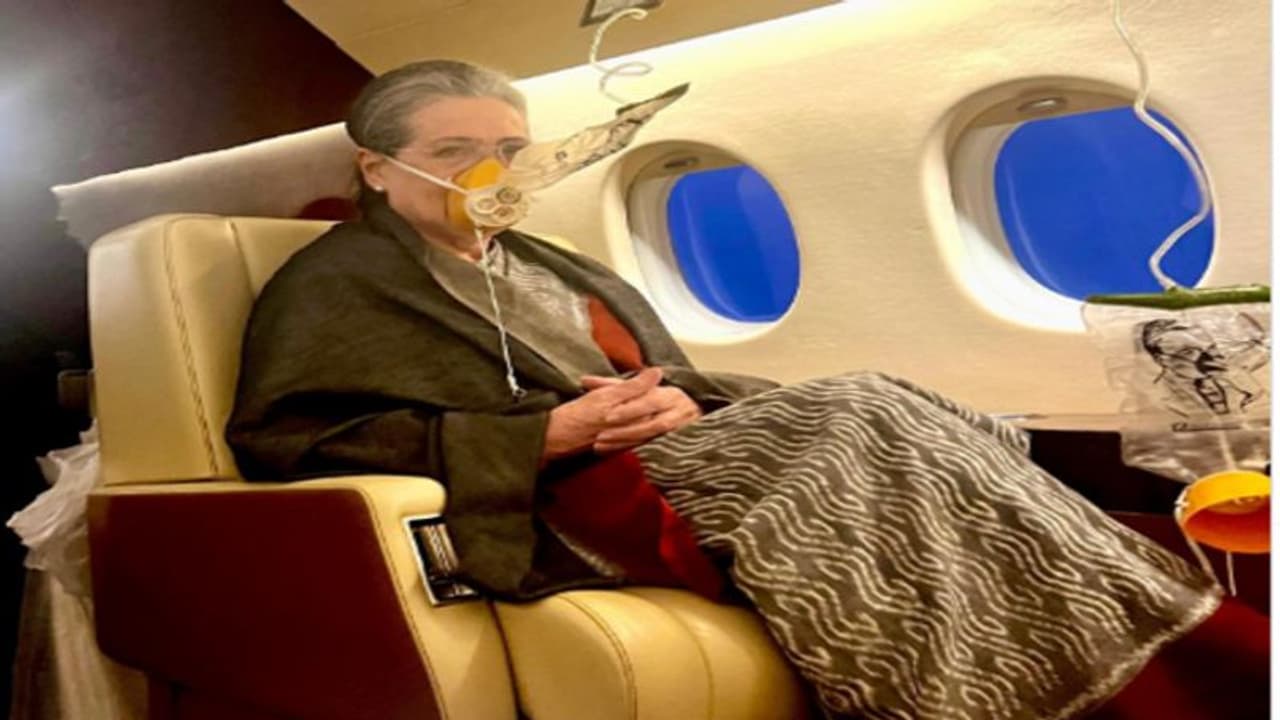 ఎమర్జెన్సీ ల్యాండింగ్ : ఆ సమయంలో అమ్మ ఇలా .. రాహుల్ గాంధీ పోస్ట్ , ఆక్సిజన్ మాస్క్తో సోనియా ఫోటో వైరల్ ఎమర్జెన్సీ ల్యాండింగ్ : ఆ సమయంలో అమ్మ ఇలా .. రాహుల్ గాంధీ పోస్ట్ , ఆక్సిజన్ మాస్క్తో సోనియా ఫోటో వైరల్