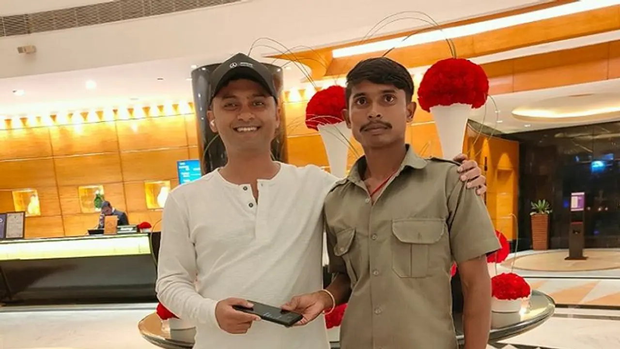 Delhi: Cab driver returns mobile phone that man forgot in his car, wins hearts; see tweets here