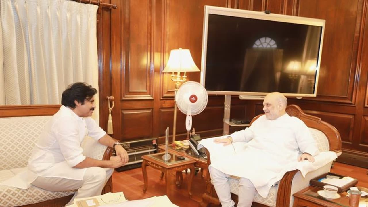 అమిత్ షాతో పవన్ కళ్యాణ్ భేటీ.. రేపు కూడా జనసేనాని ఢిల్లీలో వుండే ఛాన్స్..? అమిత్ షాతో పవన్ కళ్యాణ్ భేటీ.. రేపు కూడా జనసేనాని ఢిల్లీలో వుండే ఛాన్స్..?