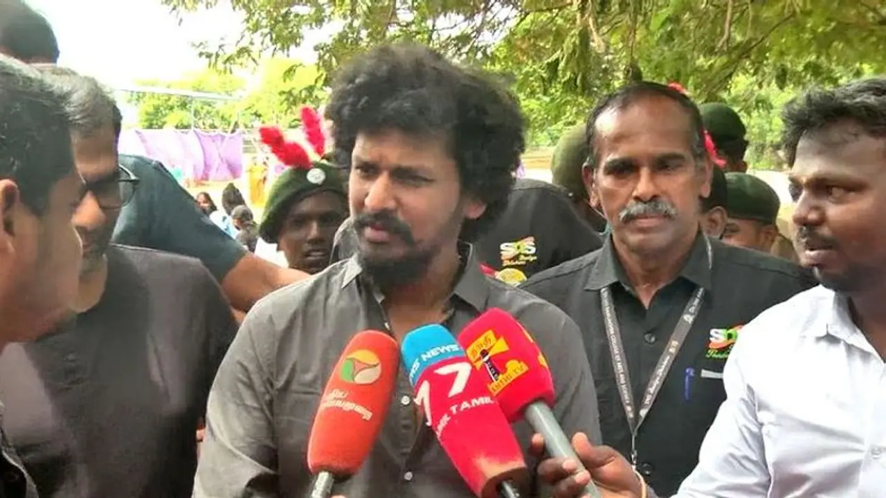 விஜய் அரசியலுக்கு தகுந்த நபரா?? இயக்குநர் லோகேஷ் கனகராஜின் எதிர்பாராத பதில்! வீடியோ விஜய் அரசியலுக்கு தகுந்த நபரா?? இயக்குநர் லோகேஷ் கனகராஜின் எதிர்பாராத பதில்! வீடியோ