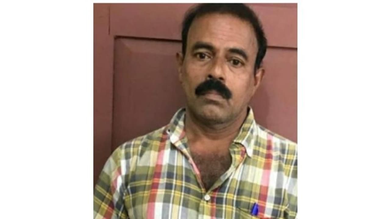 പകല് ആളൊഴിഞ്ഞ കെട്ടിടങ്ങളിലും പള്ളികളിലും കിടന്നുറങ്ങും, രാത്രി മോഷണം; 'വാട്ടർ മീറ്റർ കബീര്' പിടിയില് പകല് ആളൊഴിഞ്ഞ കെട്ടിടങ്ങളിലും പള്ളികളിലും കിടന്നുറങ്ങും, രാത്രി മോഷണം; 'വാട്ടർ മീറ്റർ കബീര്' പിടിയില്