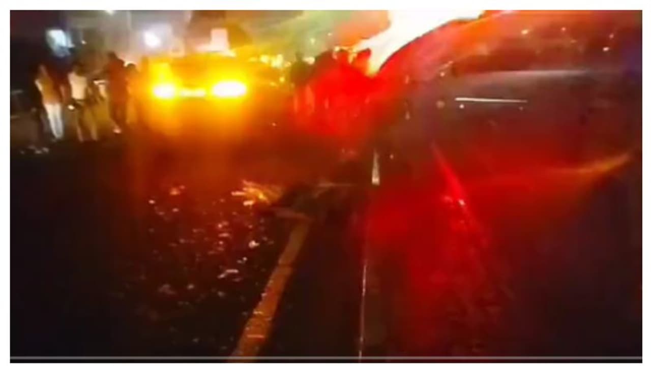 കാറപകടത്തിൽ 2 പേർ മരിച്ചു; അപകട സ്ഥലത്ത് ഓടിക്കൂടിയ ആൾക്കൂട്ടത്തിലേക്ക് കാർ പാഞ്ഞു കയറി 9 പേർക്ക് ദാരുണാന്ത്യം കാറപകടത്തിൽ 2 പേർ മരിച്ചു; അപകട സ്ഥലത്ത് ഓടിക്കൂടിയ ആൾക്കൂട്ടത്തിലേക്ക് കാർ പാഞ്ഞു കയറി 9 പേർക്ക് ദാരുണാന്ത്യം