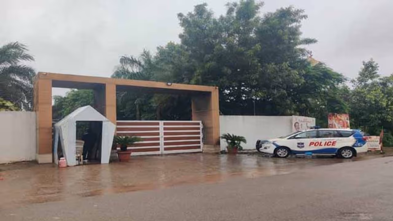 బాటసింగారంలో డబుల్ బెడ్ రూమ్ ఇళ్ల పరిశీలనకు బీజేపీ: ఈటల, డీకే అరుణ హౌస్ అరెస్ట్ బాటసింగారంలో డబుల్ బెడ్ రూమ్ ఇళ్ల పరిశీలనకు బీజేపీ: ఈటల, డీకే అరుణ హౌస్ అరెస్ట్