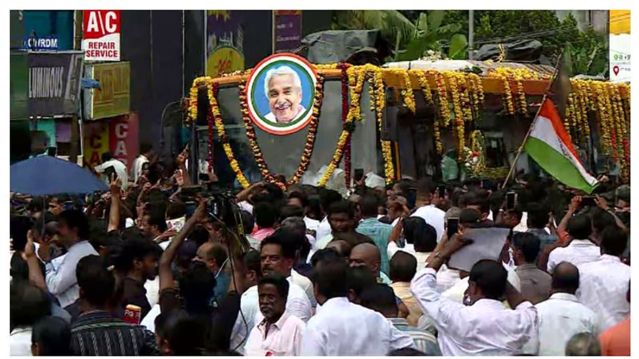 വിട നൽകാൻ ജന്മനാട്, വിപുലമായ ക്രമീകരണം; മമ്മൂട്ടിയും സുരേഷ് ഗോപിയും ദിലീപും കുഞ്ചാക്കോയും തിരുനക്കരയിൽ വിട നൽകാൻ ജന്മനാട്, വിപുലമായ ക്രമീകരണം; മമ്മൂട്ടിയും സുരേഷ് ഗോപിയും ദിലീപും കുഞ്ചാക്കോയും തിരുനക്കരയിൽ