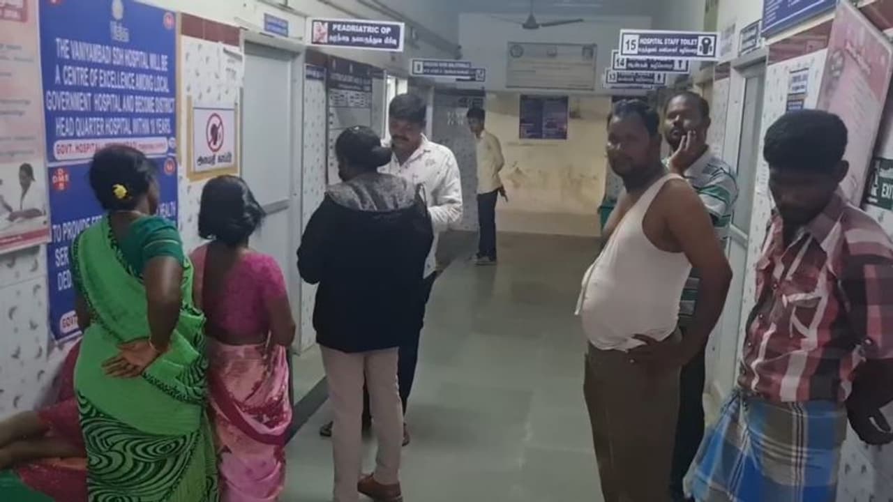 வாணியம்பாடி அருகே இரு தரப்பினரிடையே மோதல்; 3 பெண்கள் உட்பட 5 பேருக்கு மண்டை உடைப்பு வாணியம்பாடி அருகே இரு தரப்பினரிடையே மோதல்; 3 பெண்கள் உட்பட 5 பேருக்கு மண்டை உடைப்பு