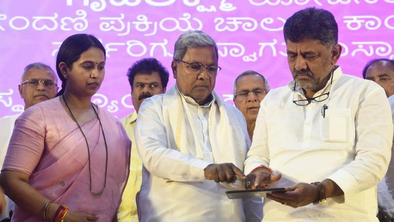 ಗೃಹಲಕ್ಷ್ಮೀಗೂ ಬಿಡಲಿಲ್ಲ ಟೆಕ್ನಿಕಲ್ ಪ್ರಾಬ್ಲಂ, ನೋಂದಣಿಗೆ ಪರದಾಡಿದ ಮಹಿಳೆಯರು! ಗೃಹಲಕ್ಷ್ಮೀಗೂ ಬಿಡಲಿಲ್ಲ ಟೆಕ್ನಿಕಲ್ ಪ್ರಾಬ್ಲಂ, ನೋಂದಣಿಗೆ ಪರದಾಡಿದ ಮಹಿಳೆಯರು!