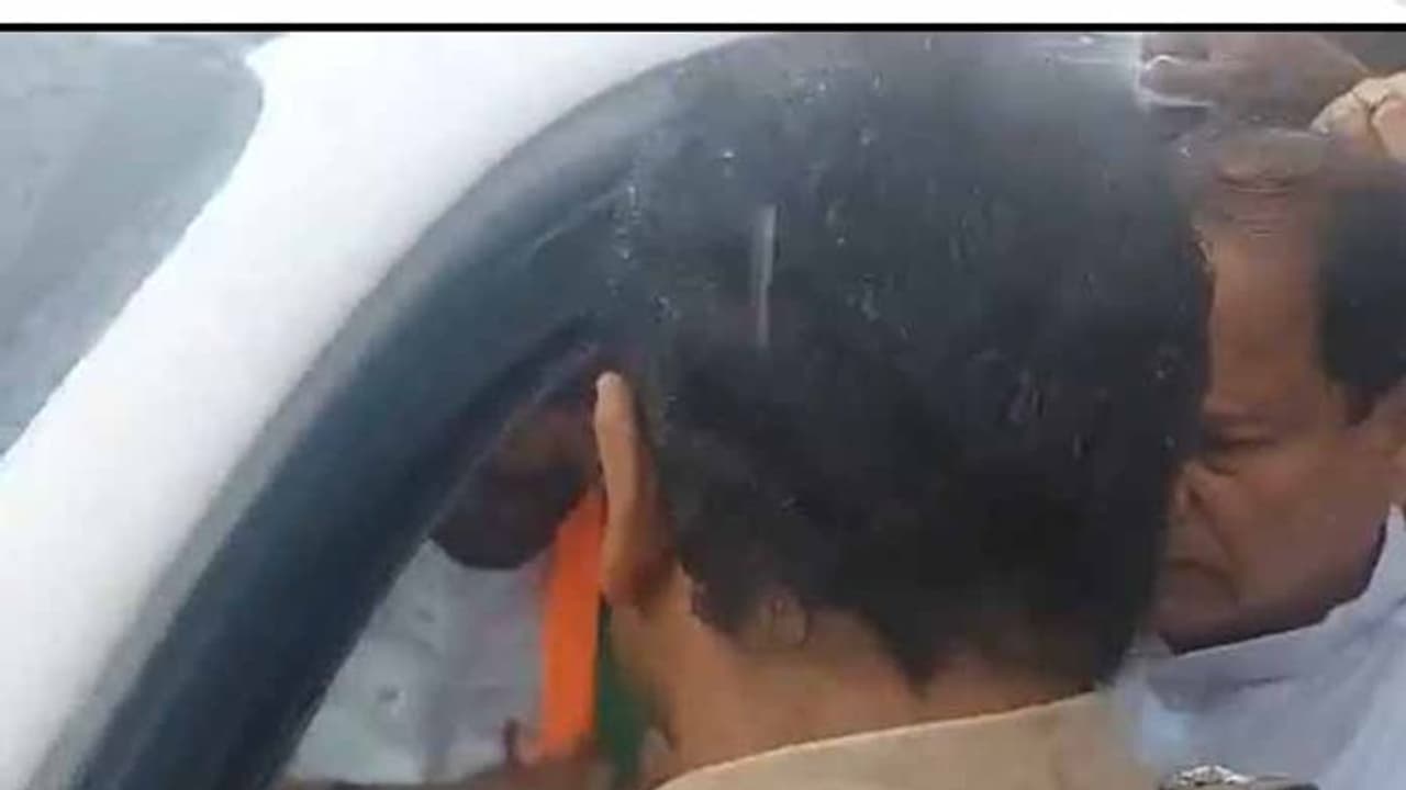 నన్ను చంపేయండి: కిషన్ రెడ్డి, శంషాబాద్ ఓఆర్ఆర్ వద్ద కేంద్ర మంత్రి సహా బీజేపీ నేతల అరెస్ట్ నన్ను చంపేయండి: కిషన్ రెడ్డి, శంషాబాద్ ఓఆర్ఆర్ వద్ద కేంద్ర మంత్రి సహా బీజేపీ నేతల అరెస్ట్