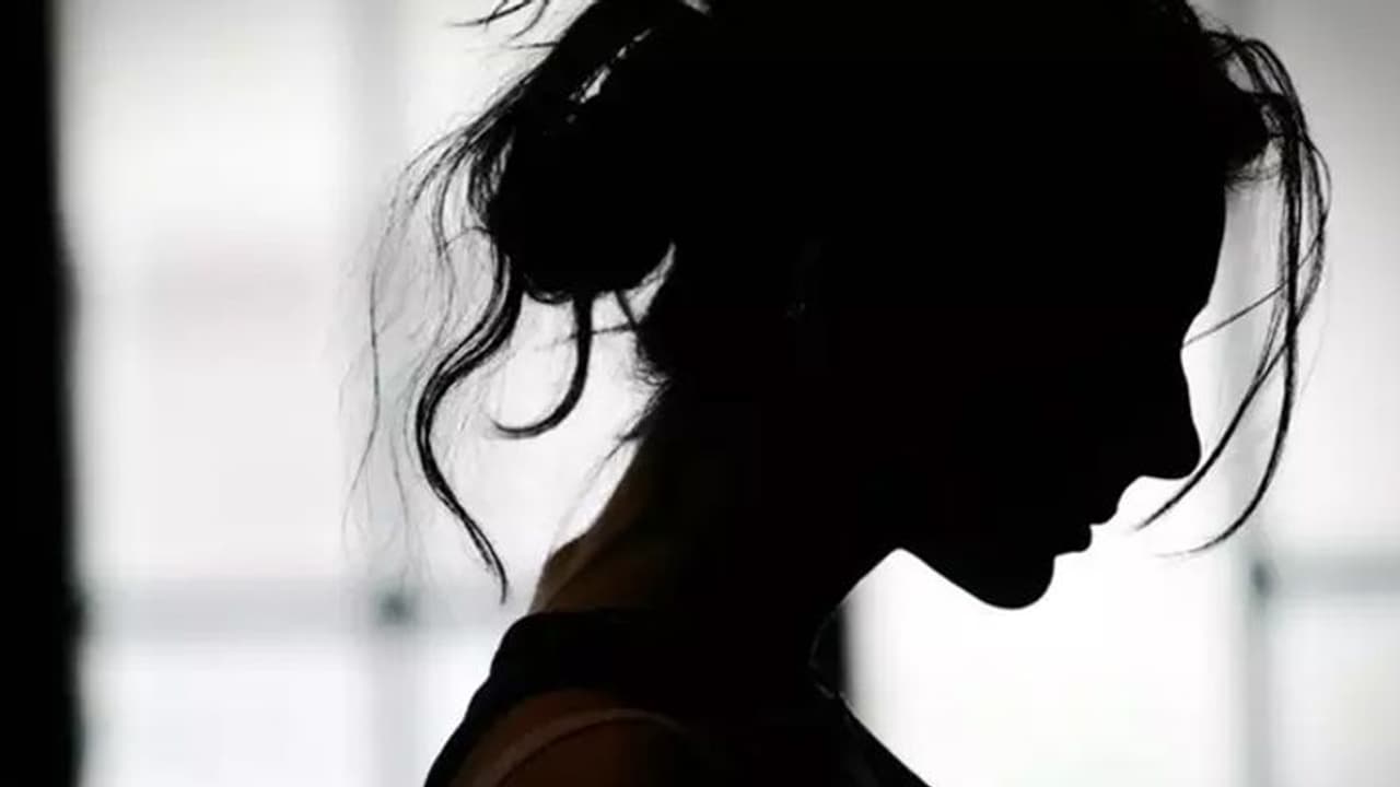 ஆசிரியர் திட்டியதால் பிளஸ் 1 மாணவி தூக்கிட்டு தற்கொலை? என்ன அனாதையா தவிக்க விட்டு போயிட்டியே.. கதறும் தாய்.! ஆசிரியர் திட்டியதால் பிளஸ் 1 மாணவி தூக்கிட்டு தற்கொலை? என்ன அனாதையா தவிக்க விட்டு போயிட்டியே.. கதறும் தாய்.!