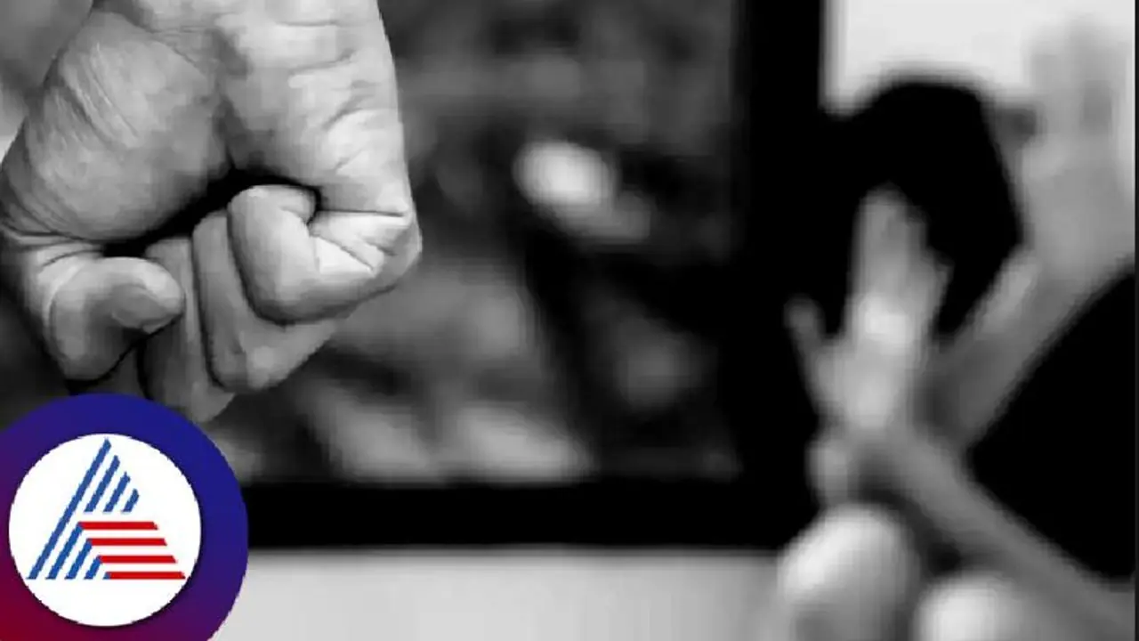 బట్టలు విప్పదీసి.. పిడిగుద్దుల వర్షం కురిపించారు.. నోటితో బూట్లను..