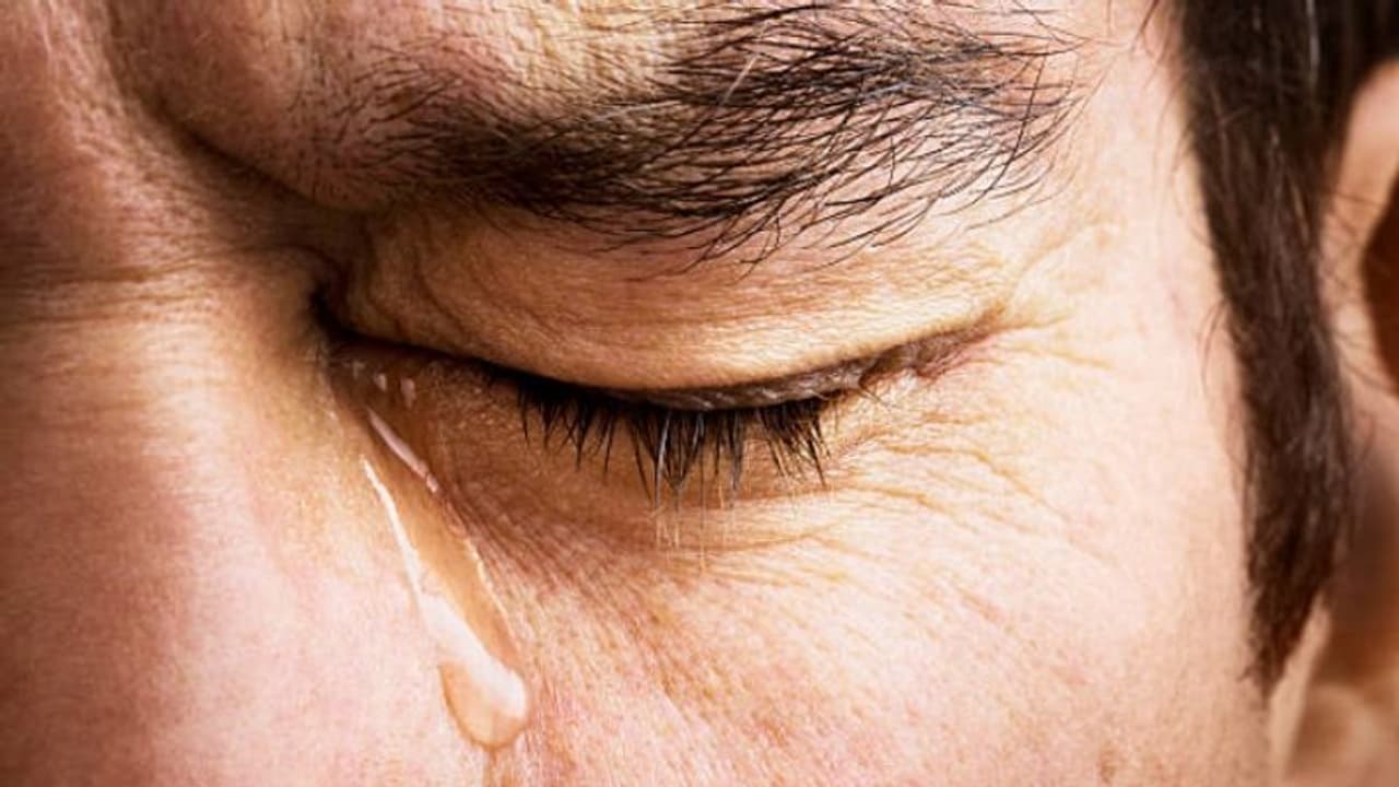 തുടര്‍ച്ചയായി ഏഴ് ദിവസം കരഞ്ഞ് ലോക റെക്കോര്‍ഡ് ശ്രമം നടത്തി; ഒടുവില്‍ കാഴ്ചയ്ക്ക് പ്രശ്നം