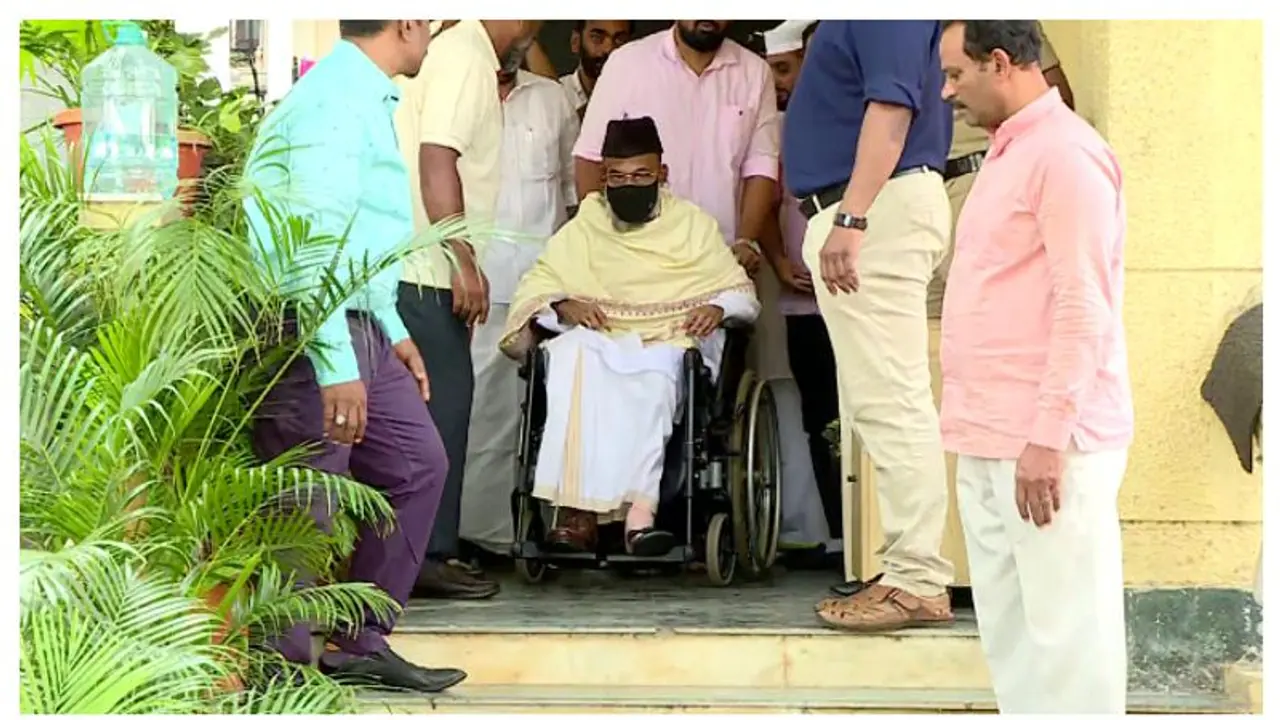 മഅദനി തിരുവനന്തപുരത്തെത്തി; അൻവാർശ്ശേരിയിലേക്ക് പുറപ്പെട്ടു മഅദനി തിരുവനന്തപുരത്തെത്തി; അൻവാർശ്ശേരിയിലേക്ക് പുറപ്പെട്ടു