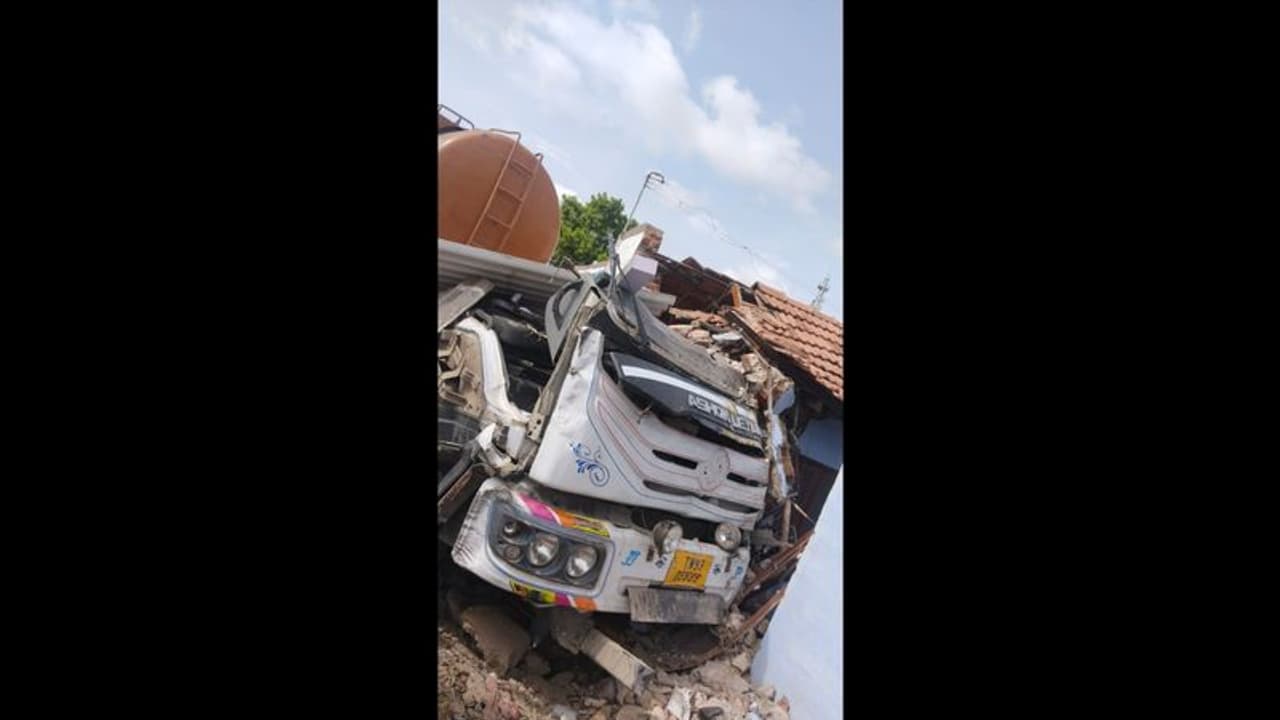 திருப்பூரில் டீக்கடைக்குள் லாரி புகுந்து விபத்து; 3 பேர் பலி, 5 பேர் படுகாயம்