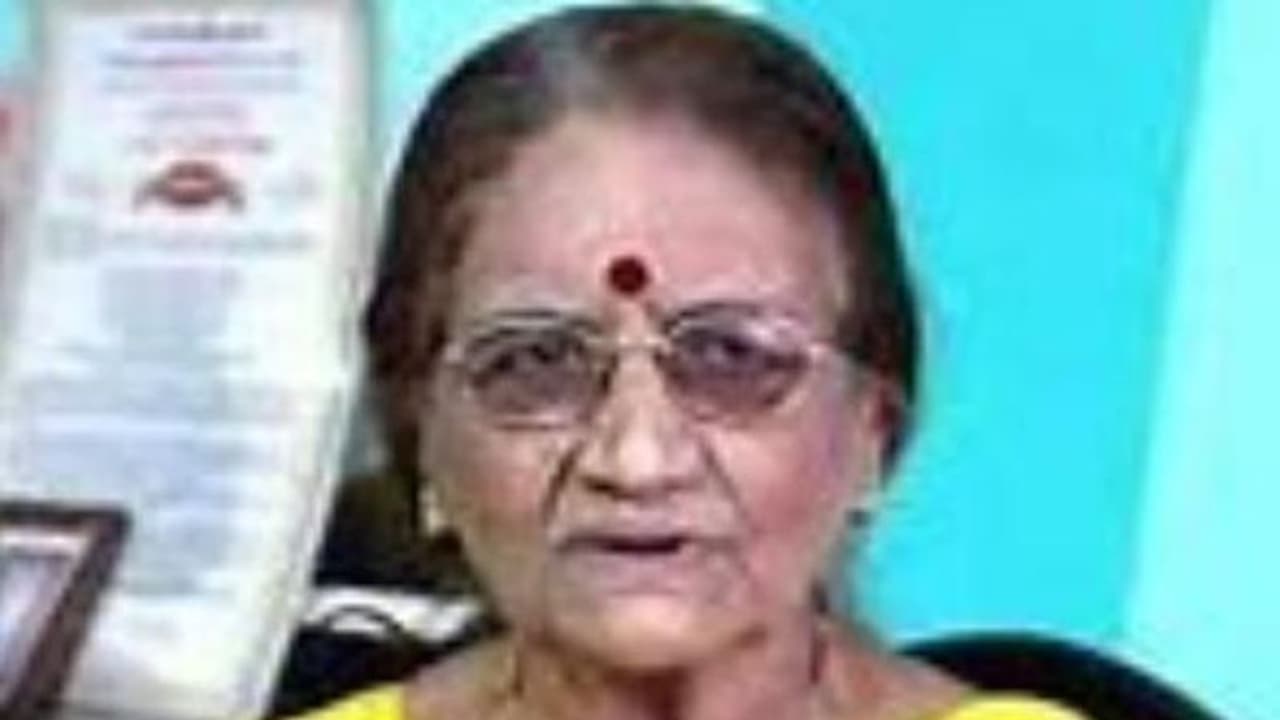 వారాల ఆనంద్ అనువాద కవిత : స్త్రీ వారాల ఆనంద్ అనువాద కవిత : స్త్రీ