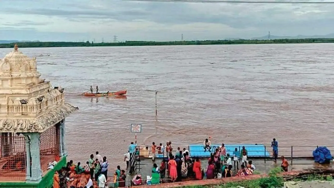 ಮುಂದುವರೆದ ಮಳೆ ಆರ್ಭಟ: ಬೆಳಗಾವಿಯಲ್ಲಿ ಸೇತುವೆ, ಮಂದಿರ ಜಲಾವೃತ ಮುಂದುವರೆದ ಮಳೆ ಆರ್ಭಟ: ಬೆಳಗಾವಿಯಲ್ಲಿ ಸೇತುವೆ, ಮಂದಿರ ಜಲಾವೃತ