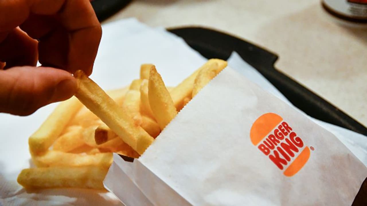 മാലിന്യ കൂമ്പാരത്തില്‍ നിന്ന് എടുത്ത ഫ്രഞ്ച് ഫ്രൈസ് വിളമ്പിയതിന് ബർഗർ കിംഗ് ജീവനക്കാരി അറസ്റ്റിൽ !