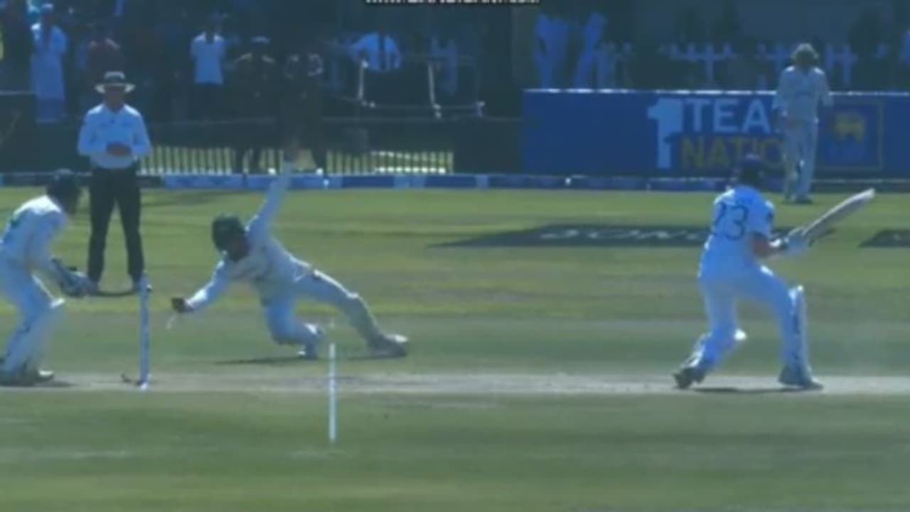 എമ്മാതിരി റിഫ്ലക്സ്; പതിറ്റാണ്ടിന്റെ ഒറ്റകൈയന് ക്യാച്ചുമായി പാക് താരം വീഡിയോ എമ്മാതിരി റിഫ്ലക്സ്; പതിറ്റാണ്ടിന്റെ ഒറ്റകൈയന് ക്യാച്ചുമായി പാക് താരം വീഡിയോ