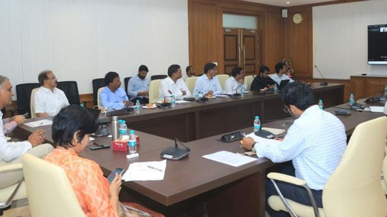 ఆరోగ్య కేంద్రాల్లో పాము కాటు, తేలు కాటుకు మందులు ఉంచుకోవాలి: సచివాలయంలో ఆరోగ్యమంత్రి హరీశ్ రావు సమీక్ష