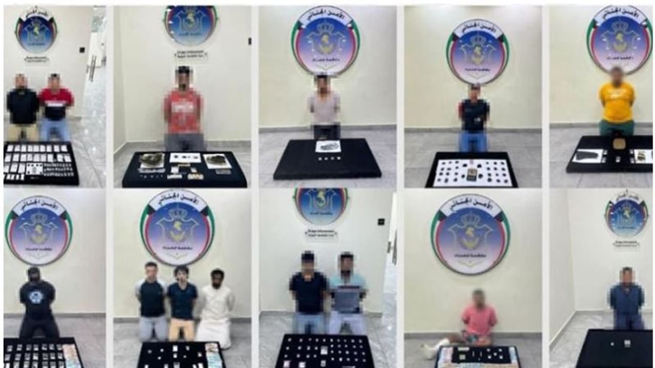 വന് ലഹരിമരുന്ന് വേട്ട; 16,500 കിലോഗ്രാം ലഹരി പദാര്ത്ഥങ്ങളുമായി കുവൈത്തില് 22 പേര് പിടിയില് വന് ലഹരിമരുന്ന് വേട്ട; 16,500 കിലോഗ്രാം ലഹരി പദാര്ത്ഥങ്ങളുമായി കുവൈത്തില് 22 പേര് പിടിയില്