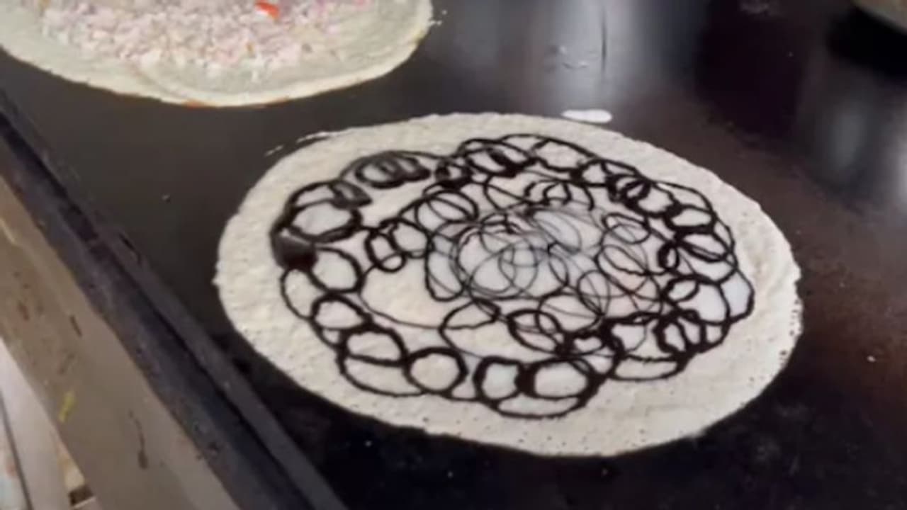 വീണ്ടും ദോശയില് പരീക്ഷണം; ദോശയെ കൊല്ലാതിരിക്കാന് പറ്റുമോയെന്ന് സോഷ്യല് മീഡിയ വീണ്ടും ദോശയില് പരീക്ഷണം; ദോശയെ കൊല്ലാതിരിക്കാന് പറ്റുമോയെന്ന് സോഷ്യല് മീഡിയ