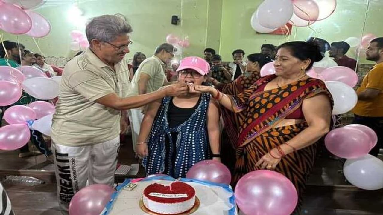 "ஹேப்பி பீரியட்ஸ் ராகினி" தனது முதல் பீரியட்ஸ் கேக் வெட்டி கொண்டாடியுள்ளார் 13 வயது சிறுமி..!!