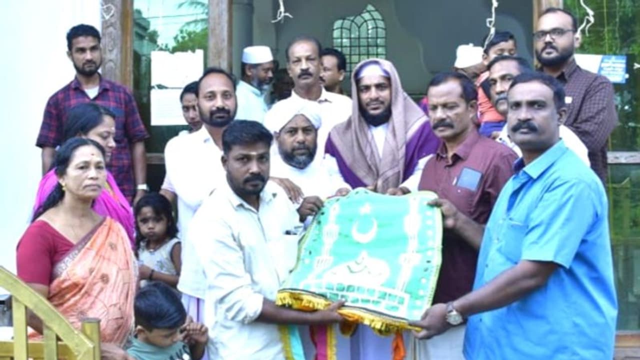 ജിനുവും കുടുംബവും പള്ളിക്ക് സമ്മാനിച്ചത് മതസൗഹാർദ്ദത്തിന്റെ നൂലിൽ നെയ്ത 'സ്നേഹം' ജിനുവും കുടുംബവും പള്ളിക്ക് സമ്മാനിച്ചത് മതസൗഹാർദ്ദത്തിന്റെ നൂലിൽ നെയ്ത 'സ്നേഹം'