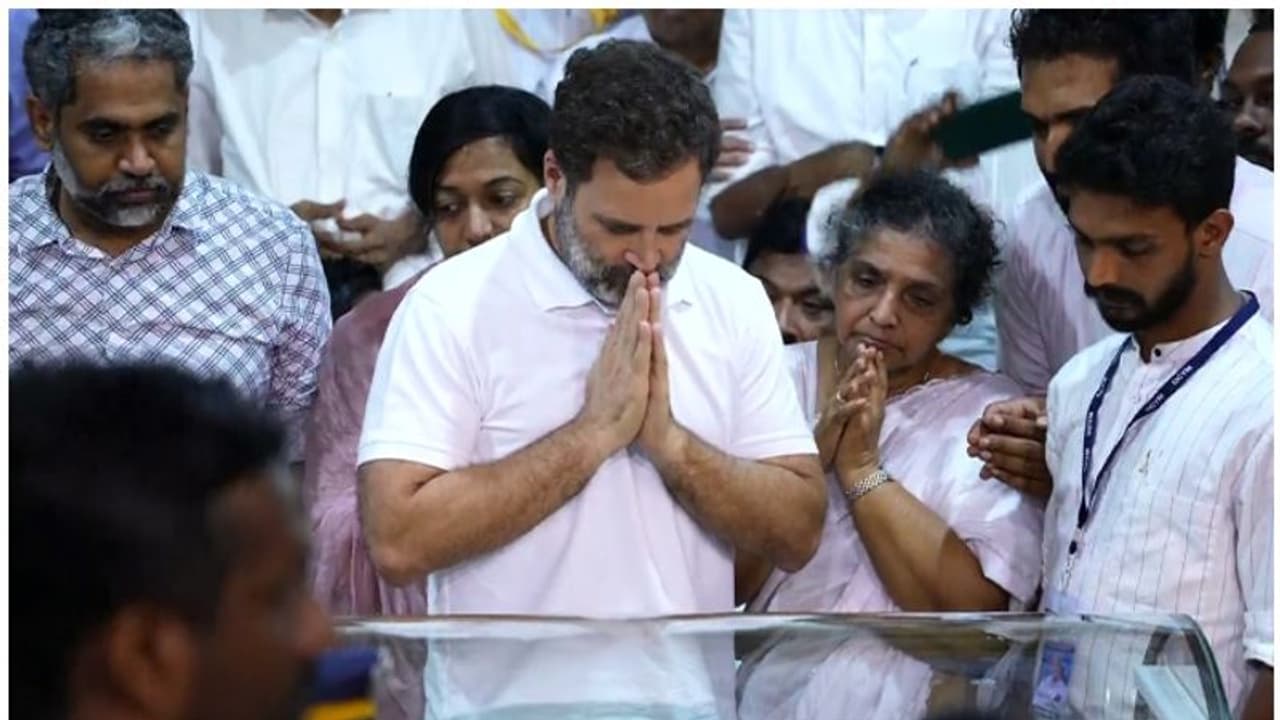 ജനനായകന് കണ്ണീര്പ്പുകളോടെ വിട നല്കി ജന്മനാട്; അന്ത്യാഞ്ജലി അര്പ്പിച്ച് രാഹുല് ഗാന്ധി ജനനായകന് കണ്ണീര്പ്പുകളോടെ വിട നല്കി ജന്മനാട്; അന്ത്യാഞ്ജലി അര്പ്പിച്ച് രാഹുല് ഗാന്ധി