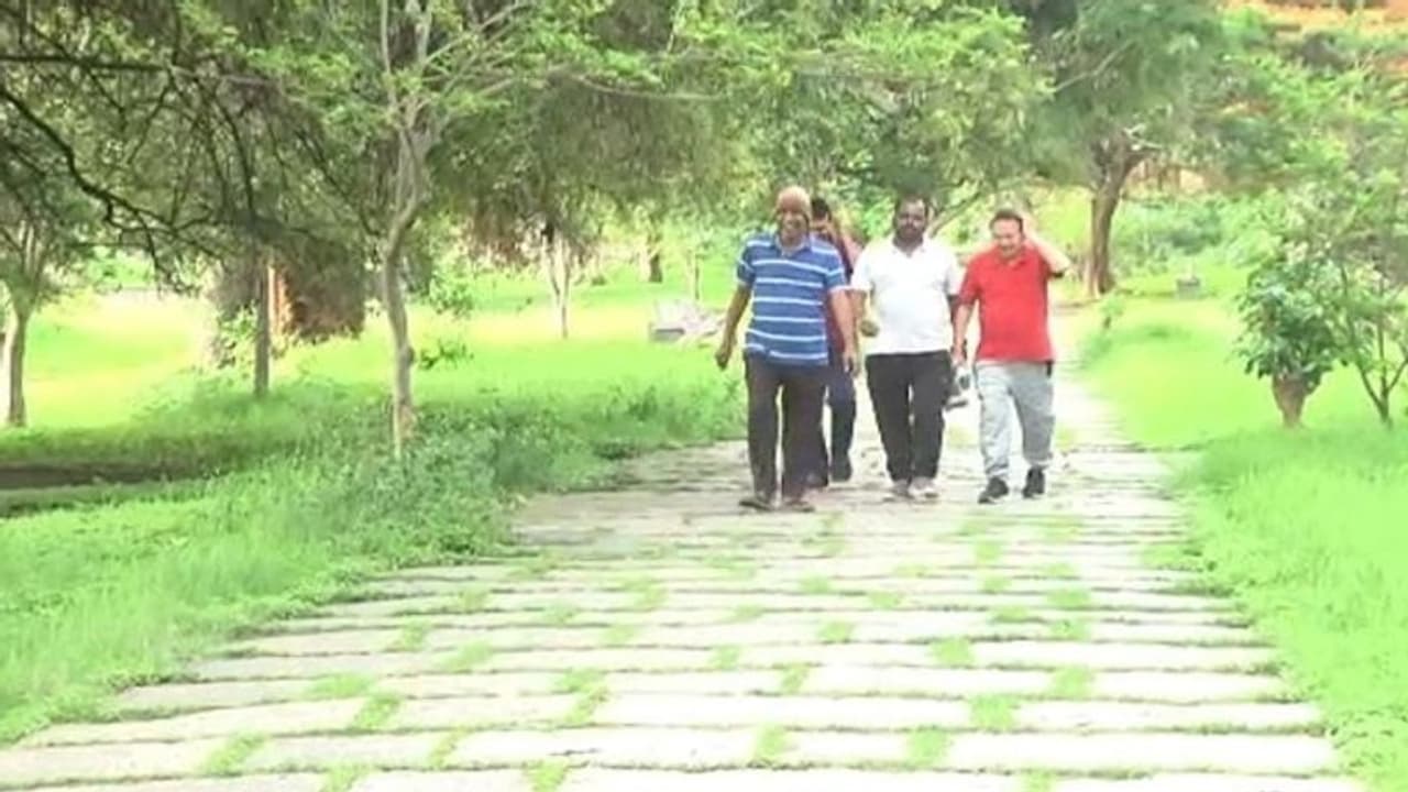 ಚಿತ್ರದುರ್ಗ: ಕೋಟೆಗೆ ಬರುವ ವಾಯುವಿಹಾರಿಗಳಿಗೆ ಶುಲ್ಕ ಬೇಡ, ಡಿಸಿಗೆ ಸ್ಥಳೀಯರ ಮನವಿ ಚಿತ್ರದುರ್ಗ: ಕೋಟೆಗೆ ಬರುವ ವಾಯುವಿಹಾರಿಗಳಿಗೆ ಶುಲ್ಕ ಬೇಡ, ಡಿಸಿಗೆ ಸ್ಥಳೀಯರ ಮನವಿ