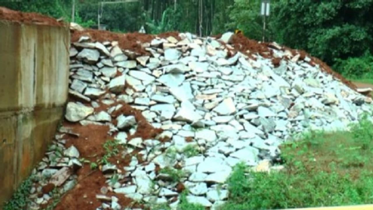 ಚಿಕ್ಕಮಗಳೂರು: ಉದ್ಘಾಟನೆಗೂ ಮುನ್ನ ಸೇತುವೆ ತಡೆಗೋಡೆ, ರಸ್ತೆ ಬಿರುಕು, ಸ್ಥಳೀಯರ ಆಕ್ರೋಶ ಚಿಕ್ಕಮಗಳೂರು: ಉದ್ಘಾಟನೆಗೂ ಮುನ್ನ ಸೇತುವೆ ತಡೆಗೋಡೆ, ರಸ್ತೆ ಬಿರುಕು, ಸ್ಥಳೀಯರ ಆಕ್ರೋಶ