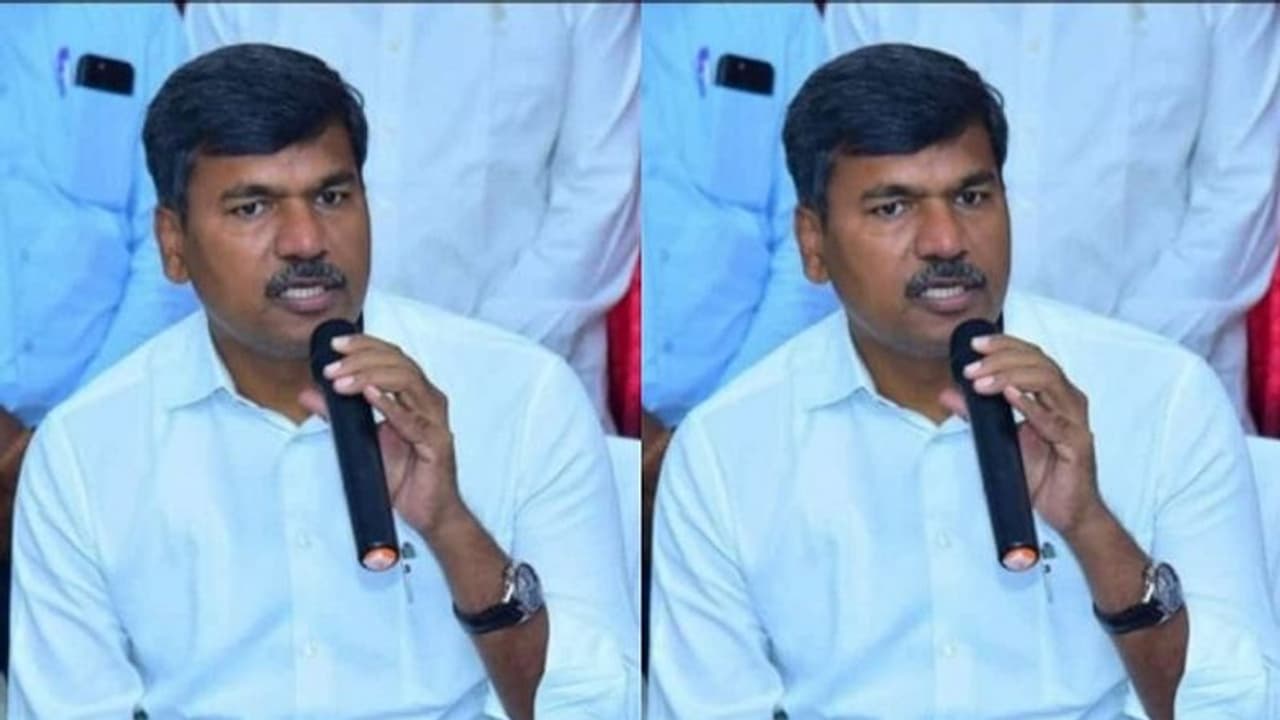 రుణాల ఎగవేత వ్యవహారం.. వైసీపీ ఎమ్మెల్యే ఆస్తులు వేలం వేయనున్న కెనరా బ్యాంకు.. రుణాల ఎగవేత వ్యవహారం.. వైసీపీ ఎమ్మెల్యే ఆస్తులు వేలం వేయనున్న కెనరా బ్యాంకు..