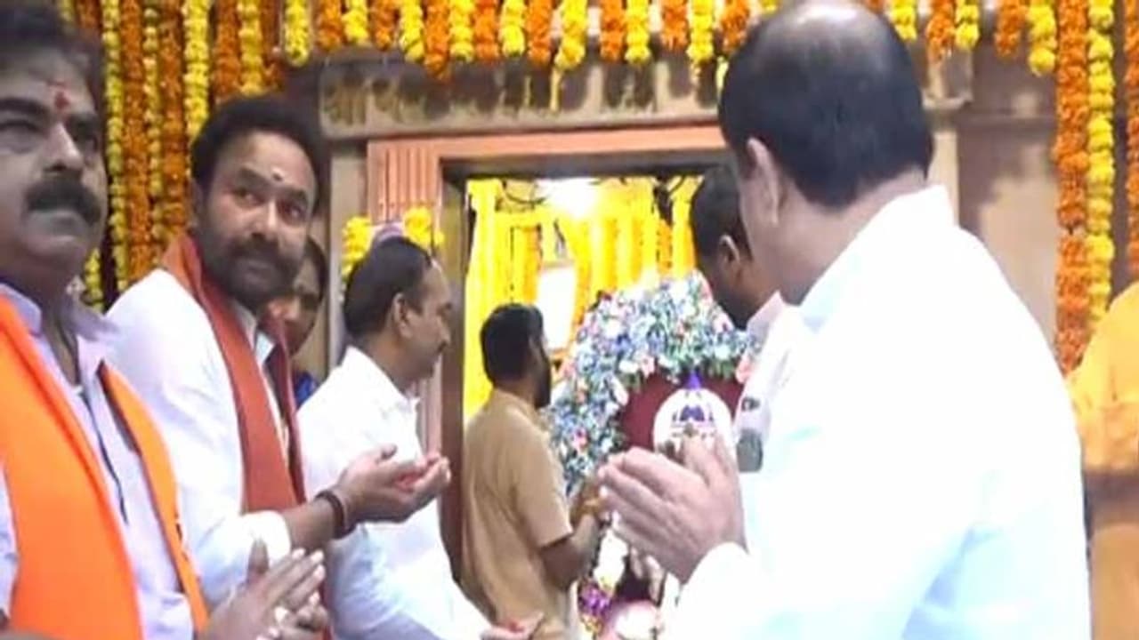 భాగ్యలక్ష్మి ఆలయంలో పూజలు: నేడు బీజేపీ అధ్యక్ష బాధ్యతలు చేపట్టనున్న కిషన్ రెడ్డి భాగ్యలక్ష్మి ఆలయంలో పూజలు: నేడు బీజేపీ అధ్యక్ష బాధ్యతలు చేపట్టనున్న కిషన్ రెడ్డి