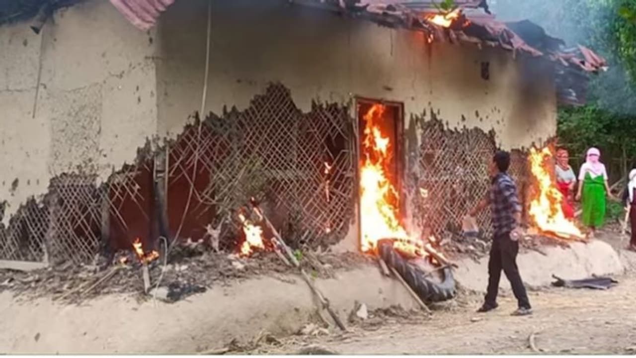 மணிப்பூர் வீடியோ: தீக்கிரையாக்கப்பட்ட முக்கிய குற்றவாளியின் வீடு! மணிப்பூர் வீடியோ: தீக்கிரையாக்கப்பட்ட முக்கிய குற்றவாளியின் வீடு!