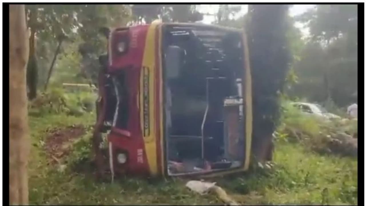 പുൽപ്പള്ളിൽ കെഎസ്ആർടിസി ബസ് മറിഞ്ഞു; യാത്രക്കാർക്ക് പരിക്ക് പുൽപ്പള്ളിൽ കെഎസ്ആർടിസി ബസ് മറിഞ്ഞു; യാത്രക്കാർക്ക് പരിക്ക്