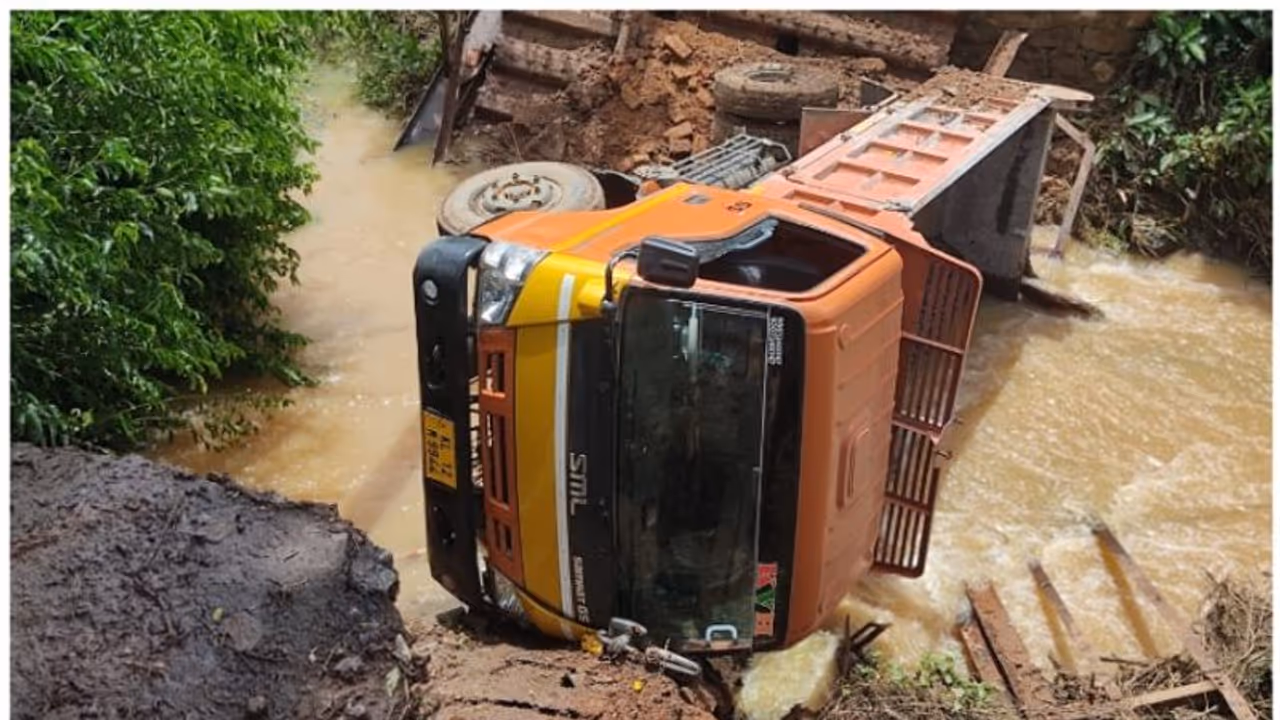മാനന്തവാടിയിൽ ഇരുമ്പ് പാലം തകർന്ന് ടിപ്പർ ലോറി തോട്ടിലേക്ക് മറിഞ്ഞു മാനന്തവാടിയിൽ ഇരുമ്പ് പാലം തകർന്ന് ടിപ്പർ ലോറി തോട്ടിലേക്ക് മറിഞ്ഞു