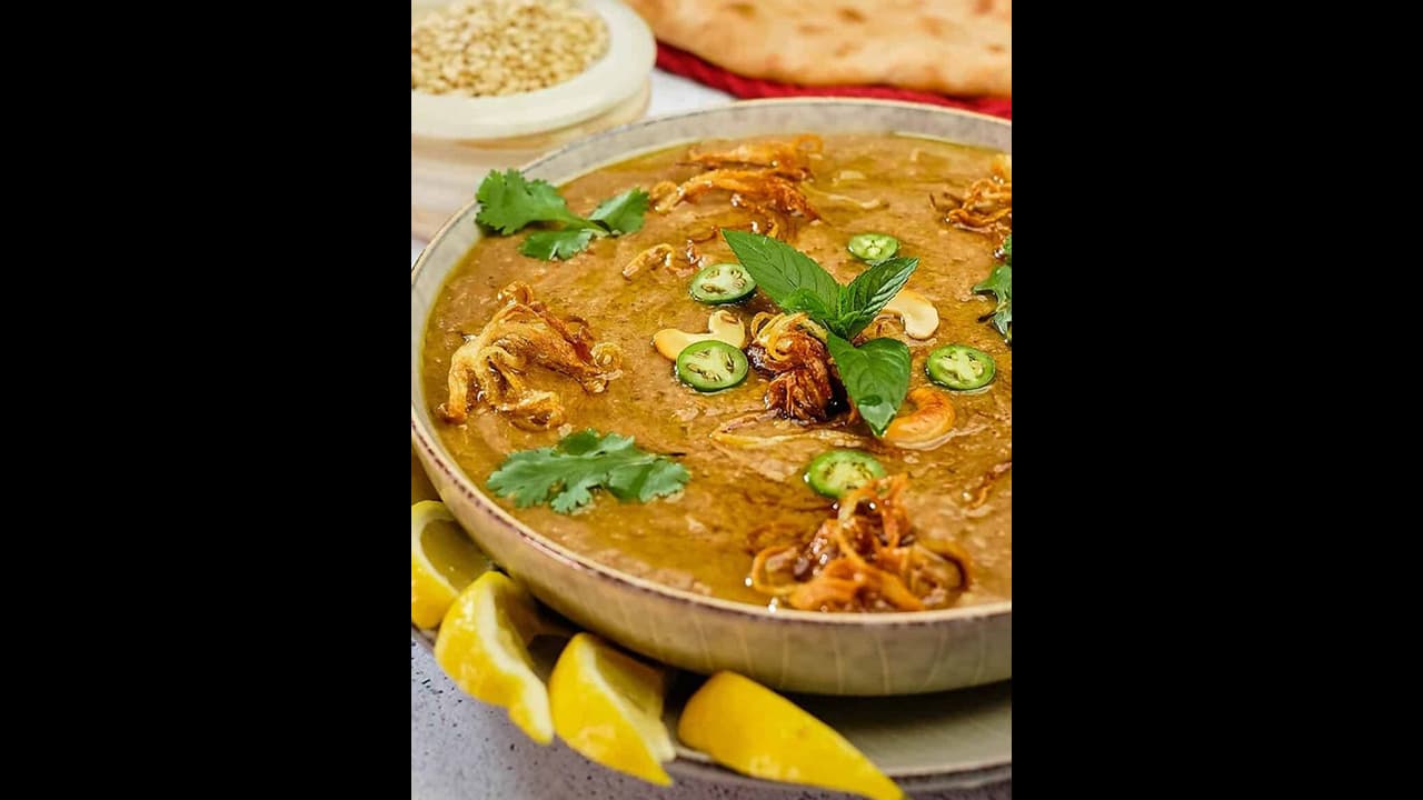 హైద్రాబాద్ లో ఉచిత హలీం ఆఫర్: హోటల్ కు పోటెత్తిన జనం, లాఠీచార్జీ (వీడియో) హైద్రాబాద్ లో ఉచిత హలీం ఆఫర్: హోటల్ కు పోటెత్తిన జనం, లాఠీచార్జీ (వీడియో)